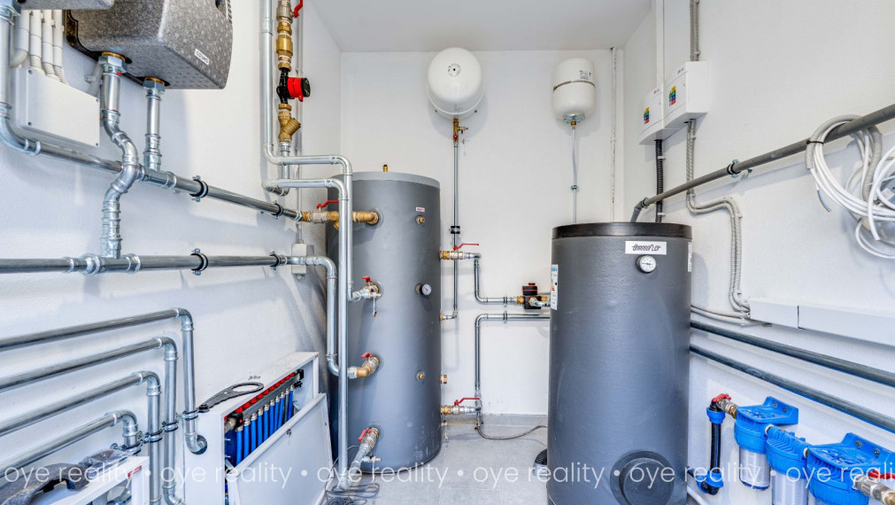 Na predaj lukratívna, kompletne rekonštruovaná administratívno-obchodná budova v Komárne