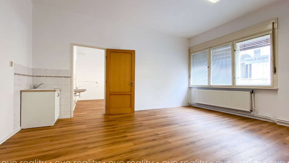 Na prenájom kancelárske priestory v absolútnom centre Komárna - Výhodne!