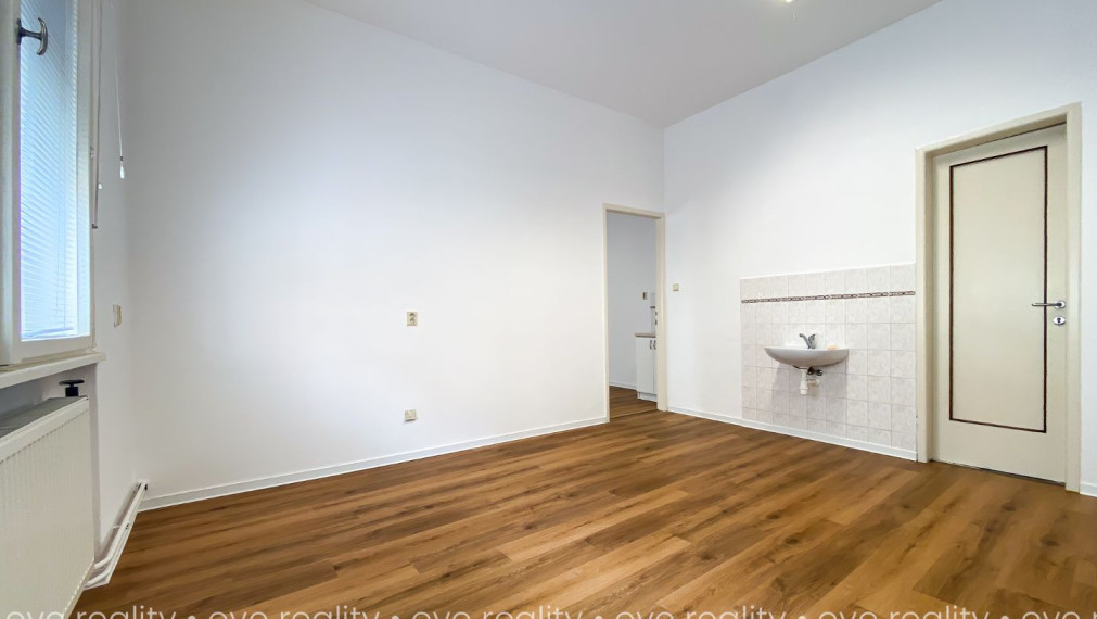 Na prenájom kancelárske priestory v absolútnom centre Komárna - Výhodne!