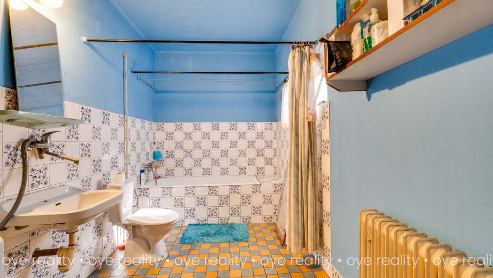  Na predaj 4-izbový rodinný dom s novšou strechou v tichej lokalite Komárna – ideálny pre rodinu či investíciu! 