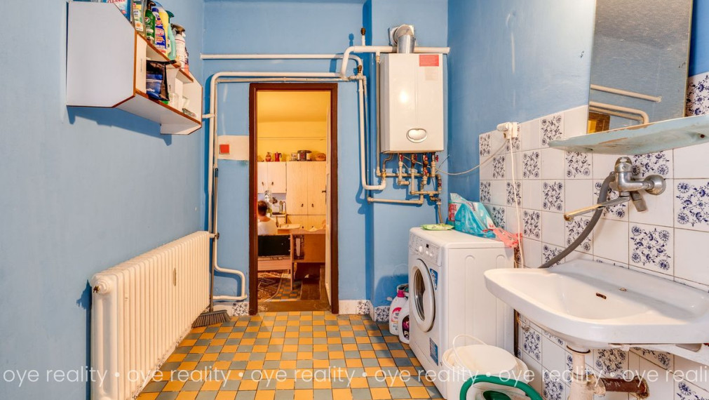  Na predaj 4-izbový rodinný dom s novšou strechou v tichej lokalite Komárna – ideálny pre rodinu či investíciu! 