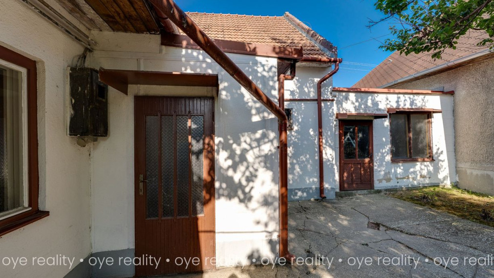  Na predaj 4-izbový rodinný dom s novšou strechou v tichej lokalite Komárna – ideálny pre rodinu či investíciu! 