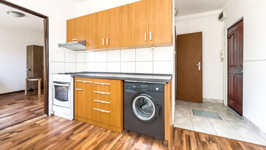  Na predaj priestranný 1-izbový byt (32 m²) s balkónom v obľúbenej lokalite Komárna