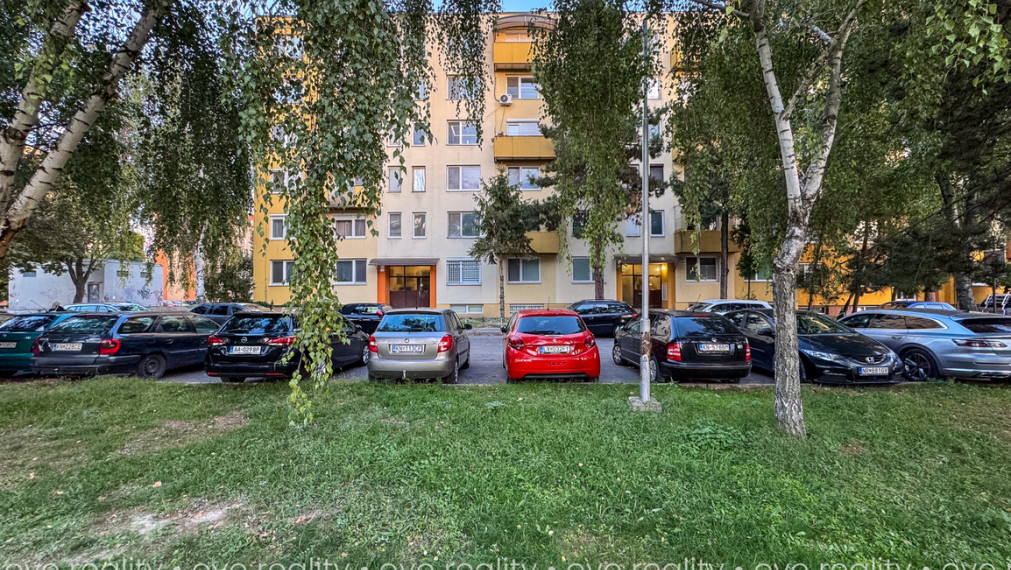 Na prenájom kompletne zariadený 2-izbový byt na VII. sídlisku v Komárne