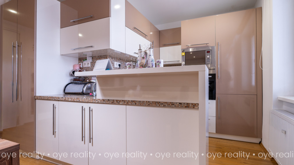   OYE Reality ponúka na predaj vkusne zariadený, moderný 2,5-izbový byt v obľúbenej lokalite Komárna!