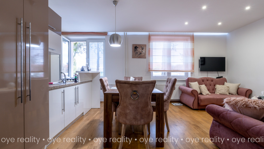   OYE Reality ponúka na predaj vkusne zariadený, moderný 2,5-izbový byt v obľúbenej lokalite Komárna!
