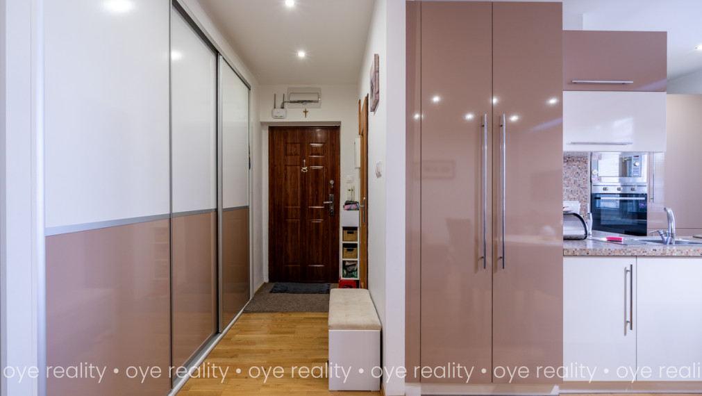   OYE Reality ponúka na predaj vkusne zariadený, moderný 2,5-izbový byt v obľúbenej lokalite Komárna!
