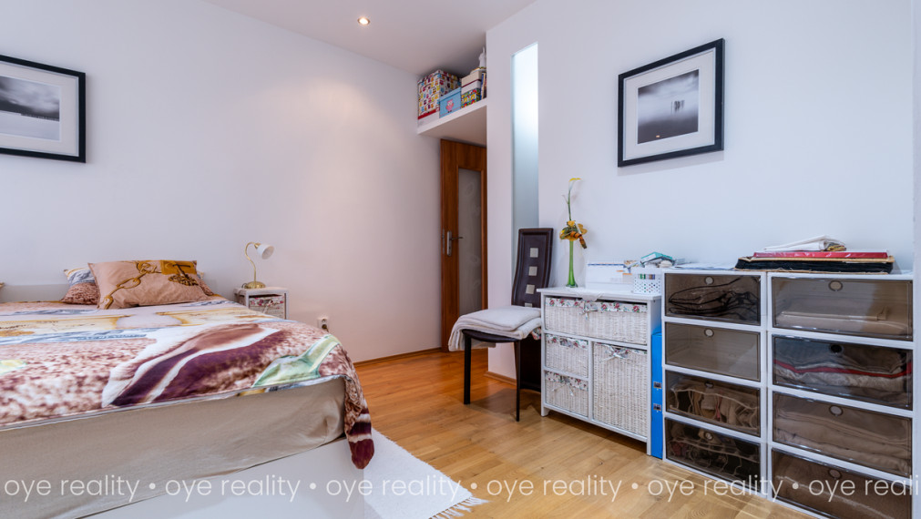   OYE Reality ponúka na predaj vkusne zariadený, moderný 2,5-izbový byt v obľúbenej lokalite Komárna!