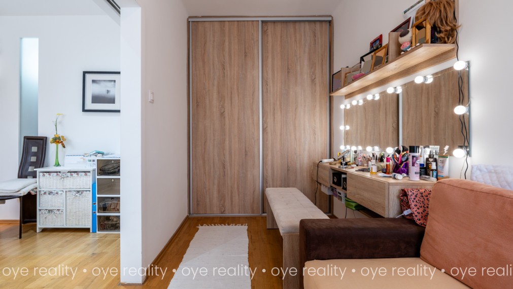   OYE Reality ponúka na predaj vkusne zariadený, moderný 2,5-izbový byt v obľúbenej lokalite Komárna!