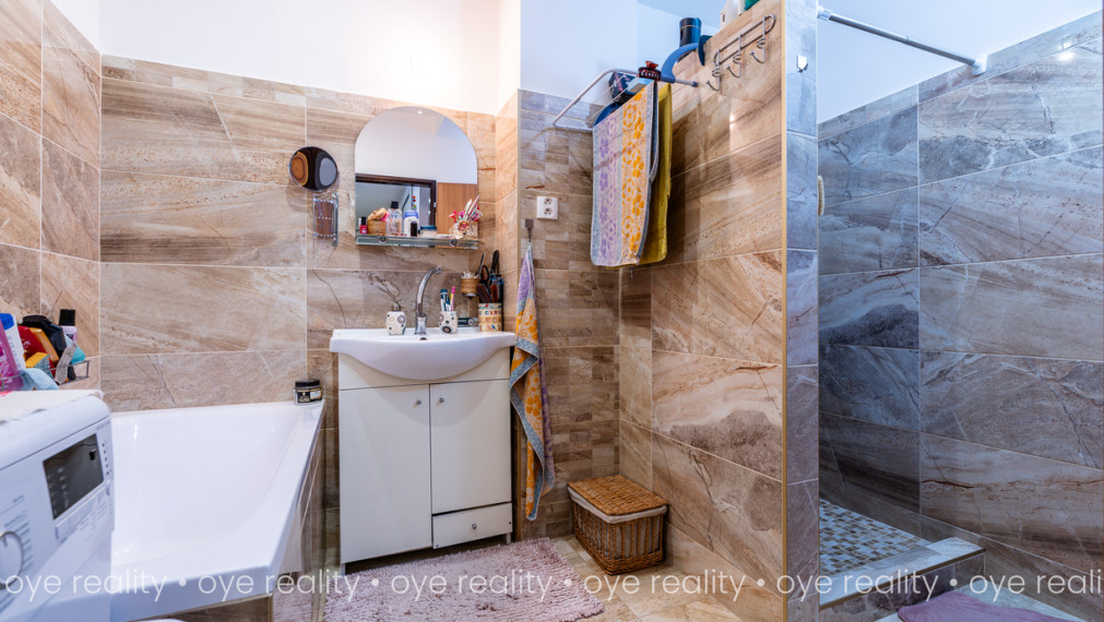   OYE Reality ponúka na predaj vkusne zariadený, moderný 2,5-izbový byt v obľúbenej lokalite Komárna!