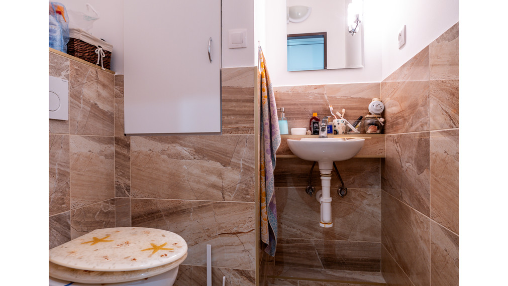   OYE Reality ponúka na predaj vkusne zariadený, moderný 2,5-izbový byt v obľúbenej lokalite Komárna!