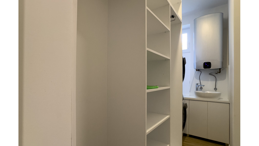 Na predaj luxusný, novozrekonštruovaný, moderne zariadený veľometrážny 2-izbový tehlový byt!