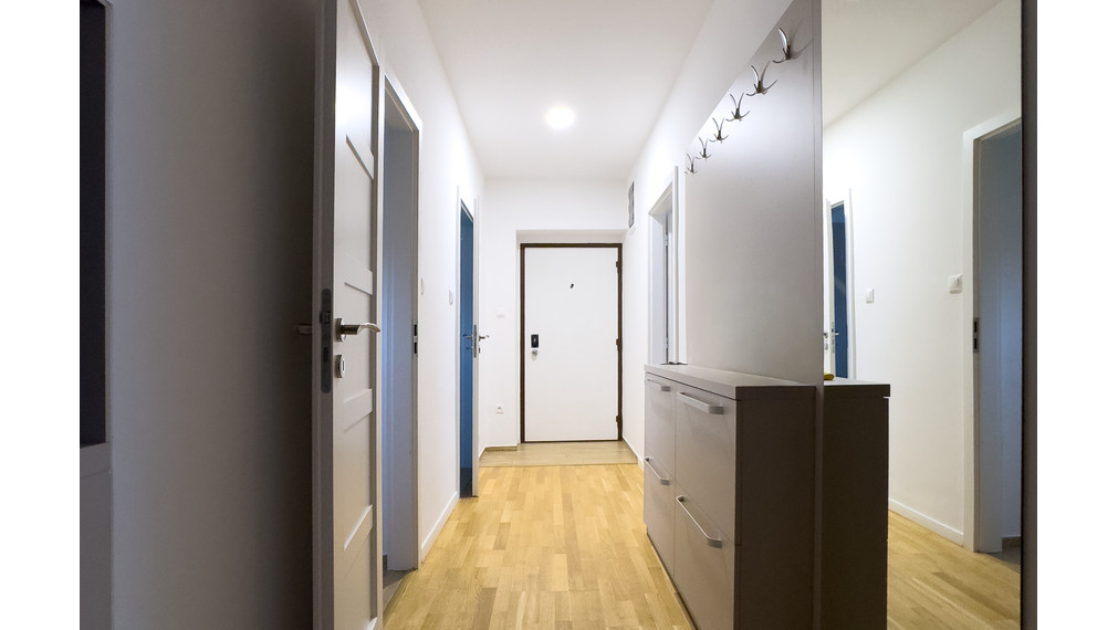 Na predaj luxusný, novozrekonštruovaný, moderne zariadený veľometrážny 2-izbový tehlový byt!