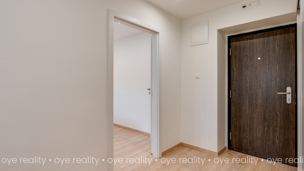  Moderný, čerstvo zrekonštruovaný 1-izbový byt na prenájom v Komárne!