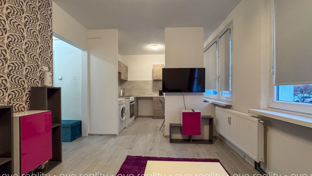 Na prenájom zrekonštruovaný, kompletne zariadený 1-izbový byt na Družstevnej ulici v Komárne