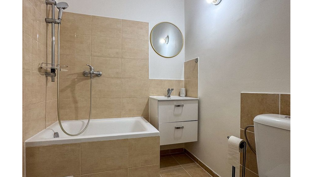 Na prenájom zrekonštruovaný, kompletne zariadený 1-izbový byt na Družstevnej ulici v Komárne