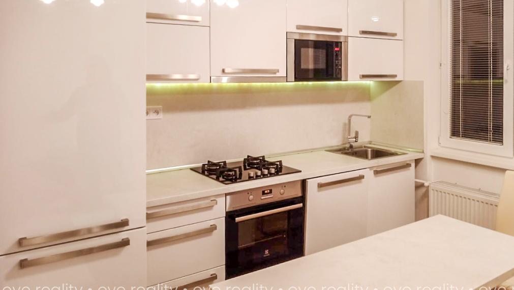 Na predaj moderný 3-izbový tehlový byt s balkónom a klimatizáciou blízko centra Komárna