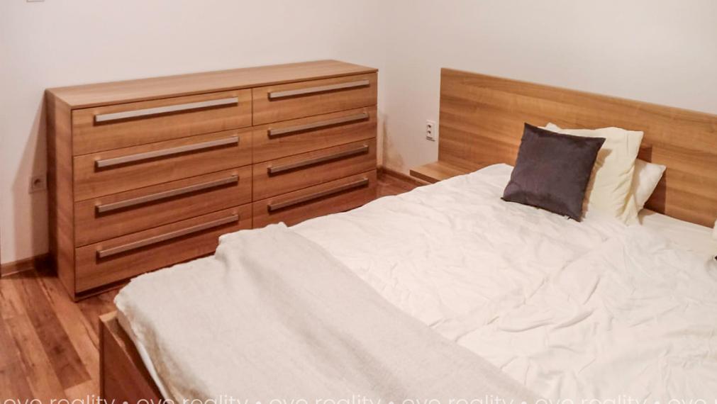 Na predaj moderný 3-izbový tehlový byt s balkónom a klimatizáciou blízko centra Komárna