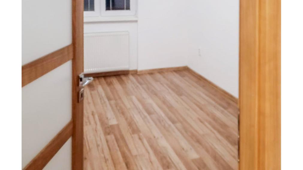 Na predaj moderný 3-izbový tehlový byt s balkónom a klimatizáciou blízko centra Komárna