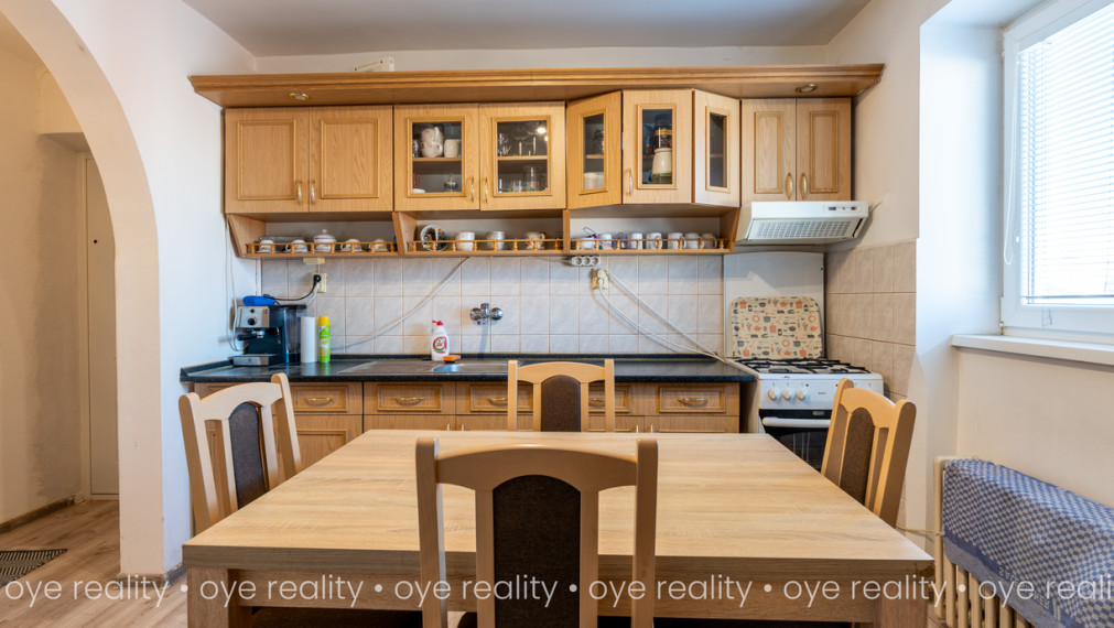  Rezervovaný! Na predaj: Tehlový, kompletne zariadený 2-izbový byt v tichej lokalite Komárna