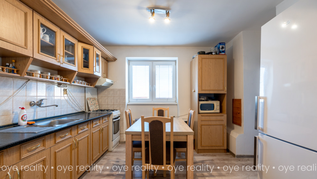  Na predaj: Tehlový, kompletne zariadený 2-izbový byt v tichej lokalite Komárna