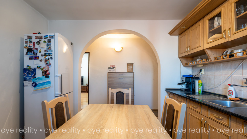  Na predaj: Tehlový, kompletne zariadený 2-izbový byt v tichej lokalite Komárna