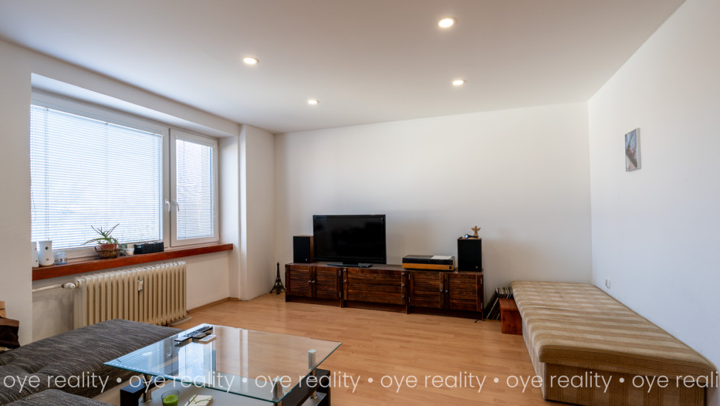  Na predaj: Tehlový, kompletne zariadený 2-izbový byt v tichej lokalite Komárna