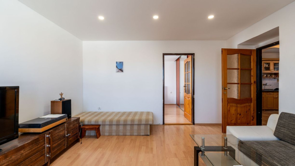  Na predaj: Tehlový, kompletne zariadený 2-izbový byt v tichej lokalite Komárna