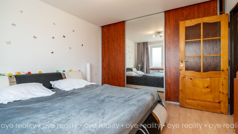  Na predaj: Tehlový, kompletne zariadený 2-izbový byt v tichej lokalite Komárna