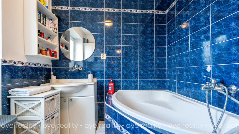  Na predaj: Tehlový, kompletne zariadený 2-izbový byt v tichej lokalite Komárna