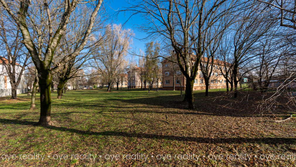  Na predaj: Tehlový, kompletne zariadený 2-izbový byt v tichej lokalite Komárna