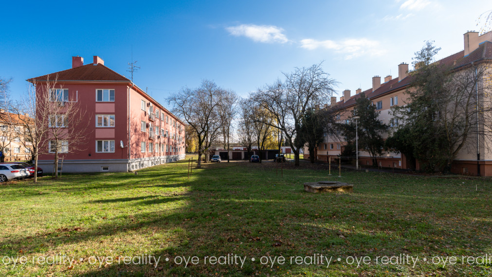  Na predaj: Tehlový, kompletne zariadený 2-izbový byt v tichej lokalite Komárna