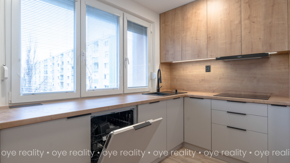 OYE Reality ponúka na predaj – Prémiovo zrekonštruovaný, slnečný 3-izbový byt s loggiou v centre diania Komárna