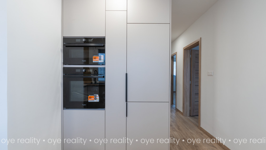 OYE Reality ponúka na predaj – Prémiovo zrekonštruovaný, slnečný 3-izbový byt s loggiou v centre diania Komárna