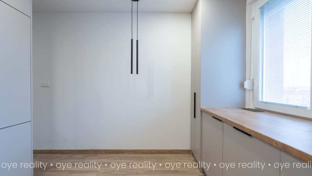 OYE Reality ponúka na predaj – Prémiovo zrekonštruovaný, slnečný 3-izbový byt s loggiou v centre diania Komárna