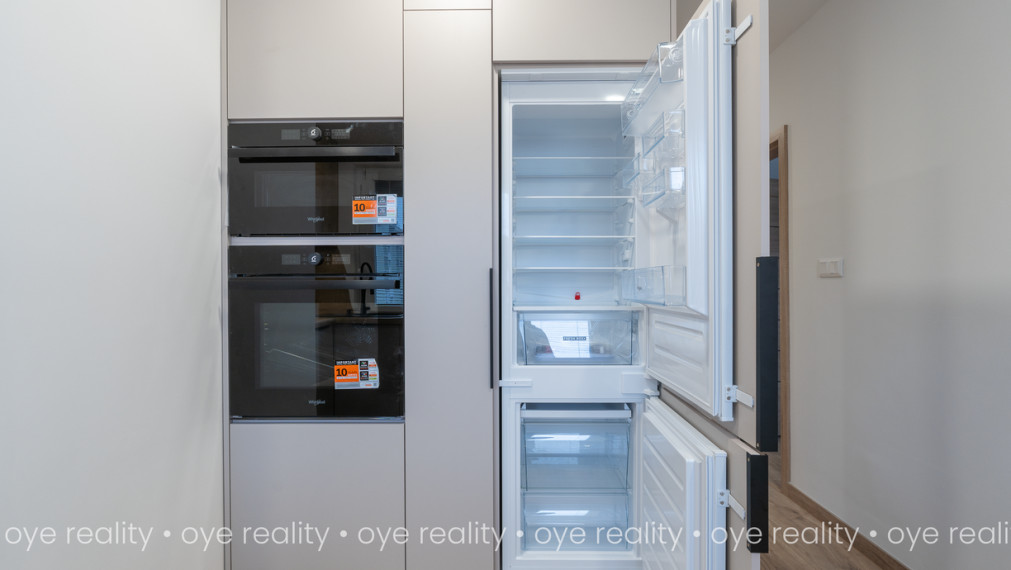 OYE Reality ponúka na predaj – Prémiovo zrekonštruovaný, slnečný 3-izbový byt s loggiou v centre diania Komárna