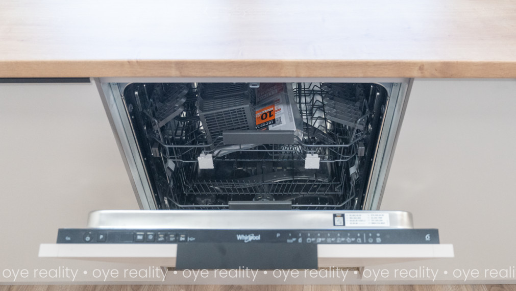 OYE Reality ponúka na predaj – Prémiovo zrekonštruovaný, slnečný 3-izbový byt s loggiou v centre diania Komárna