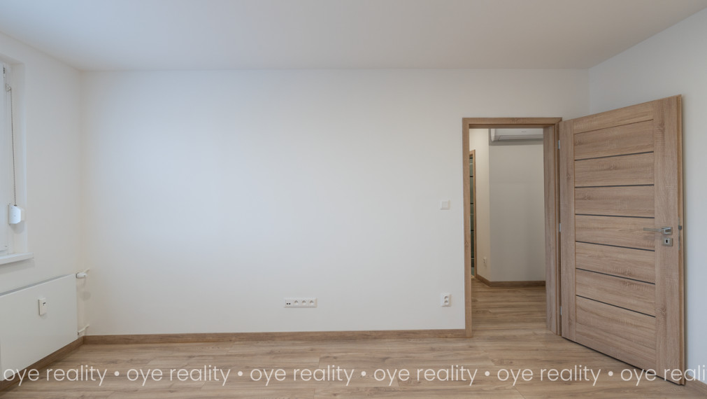 OYE Reality ponúka na predaj – Prémiovo zrekonštruovaný, slnečný 3-izbový byt s loggiou v centre diania Komárna