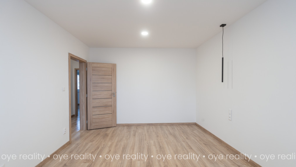 OYE Reality ponúka na predaj – Prémiovo zrekonštruovaný, slnečný 3-izbový byt s loggiou v centre diania Komárna