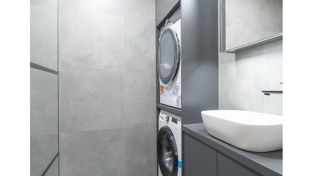 OYE Reality ponúka na predaj – Prémiovo zrekonštruovaný, slnečný 3-izbový byt s loggiou v centre diania Komárna