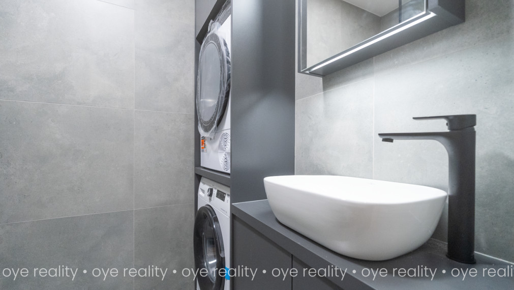 OYE Reality ponúka na predaj – Prémiovo zrekonštruovaný, slnečný 3-izbový byt s loggiou v centre diania Komárna