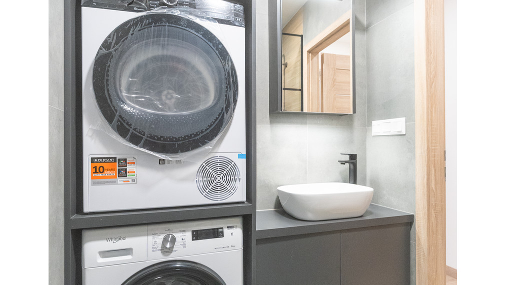 OYE Reality ponúka na predaj – Prémiovo zrekonštruovaný, slnečný 3-izbový byt s loggiou v centre diania Komárna