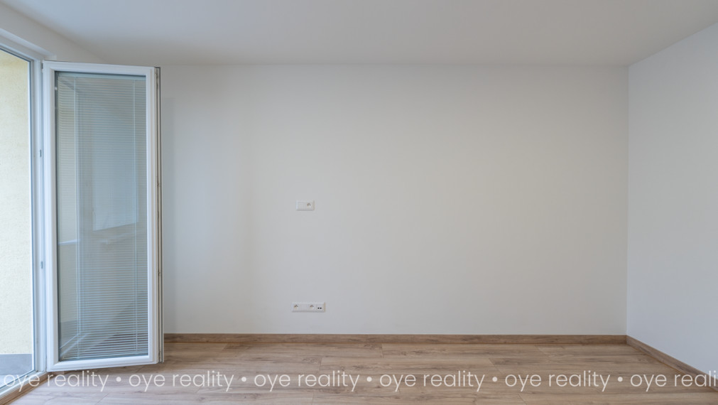 OYE Reality ponúka na predaj – Prémiovo zrekonštruovaný, slnečný 3-izbový byt s loggiou v centre diania Komárna