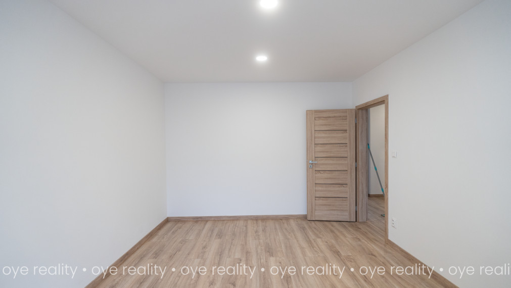 OYE Reality ponúka na predaj – Prémiovo zrekonštruovaný, slnečný 3-izbový byt s loggiou v centre diania Komárna