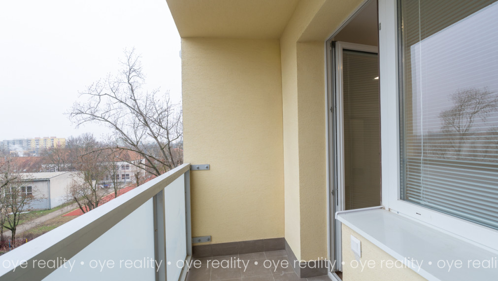 OYE Reality ponúka na predaj – Prémiovo zrekonštruovaný, slnečný 3-izbový byt s loggiou v centre diania Komárna