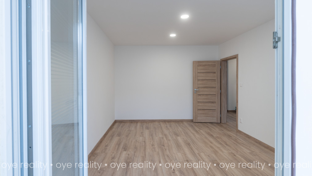 OYE Reality ponúka na predaj – Prémiovo zrekonštruovaný, slnečný 3-izbový byt s loggiou v centre diania Komárna