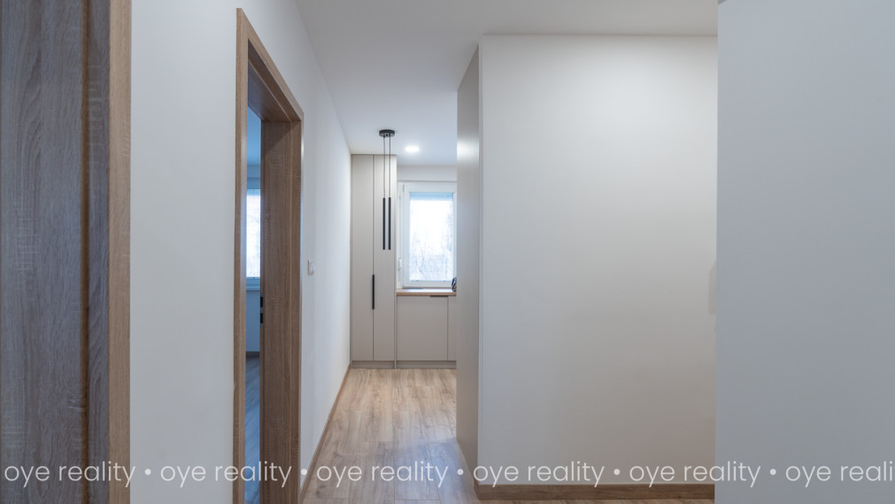 OYE Reality ponúka na predaj – Prémiovo zrekonštruovaný, slnečný 3-izbový byt s loggiou v centre diania Komárna
