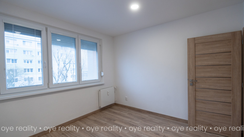 OYE Reality ponúka na predaj – Prémiovo zrekonštruovaný, slnečný 3-izbový byt s loggiou v centre diania Komárna