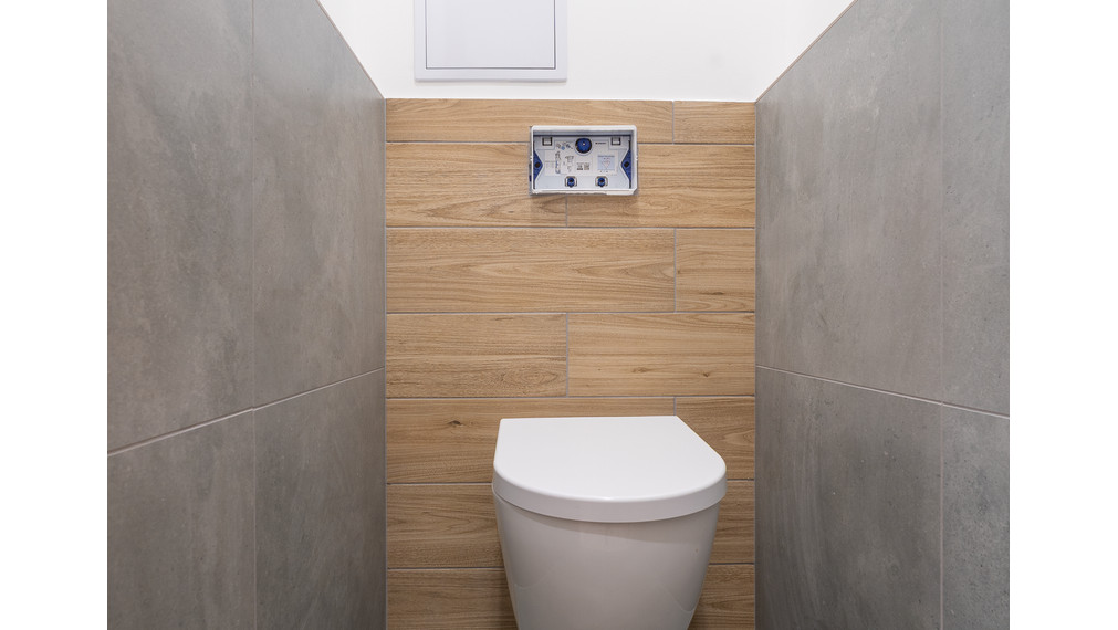 OYE Reality ponúka na predaj – Prémiovo zrekonštruovaný, slnečný 3-izbový byt s loggiou v centre diania Komárna