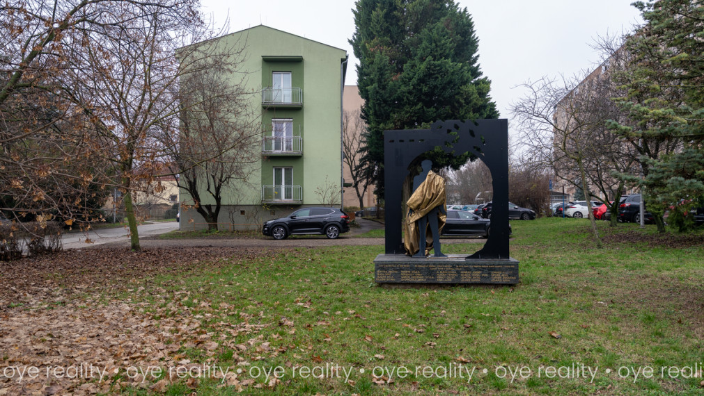 Rezervovaný! Na predaj moderný 3-izbový tehlový byt s balkónom a klimatizáciou blízko centra Komárna